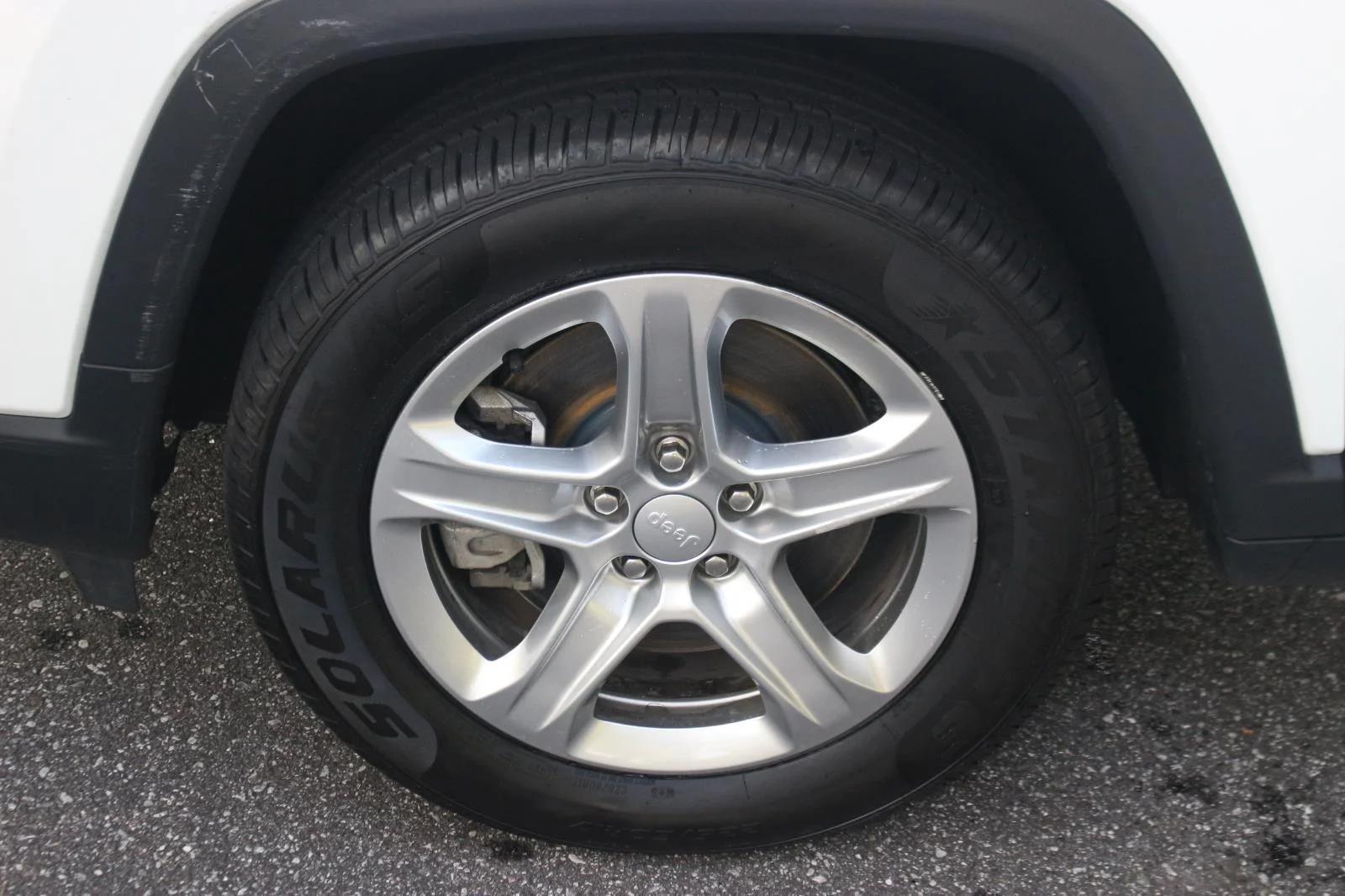 Used 2024 White Jeep Latitude image 36