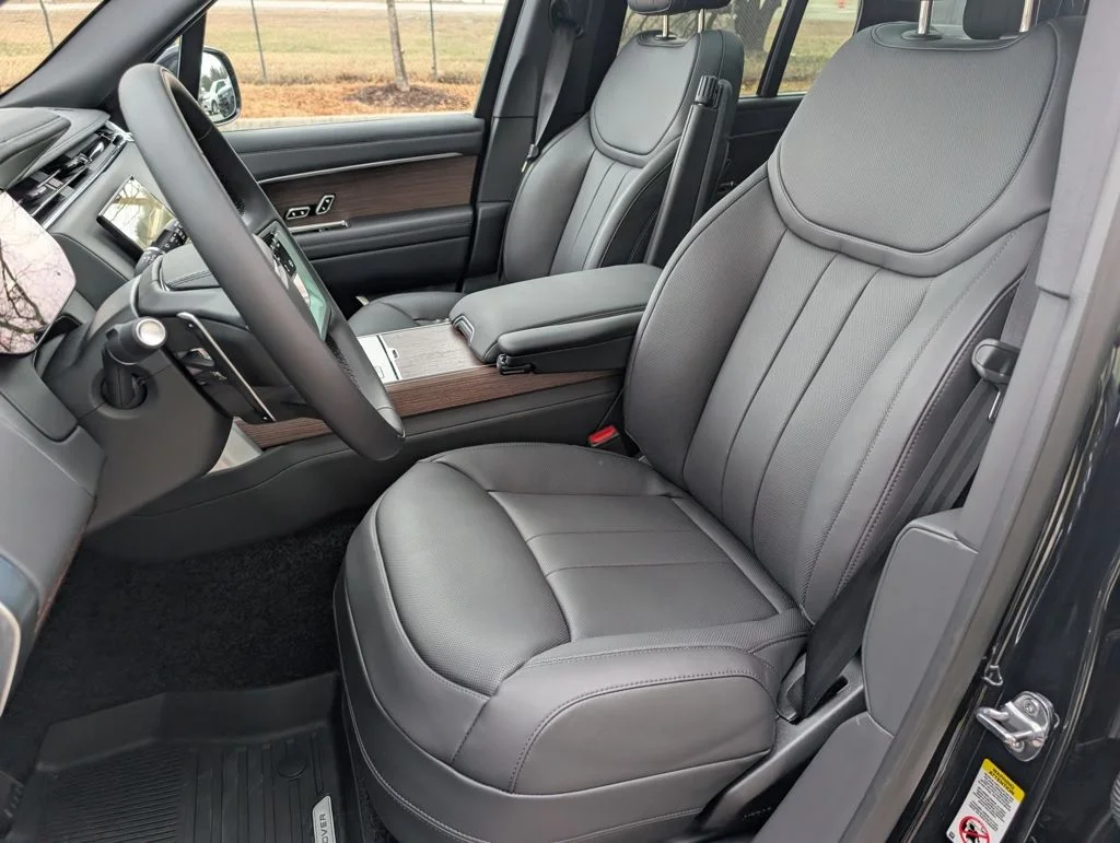 New 2026 Santorini Black Land Rover SE image 5