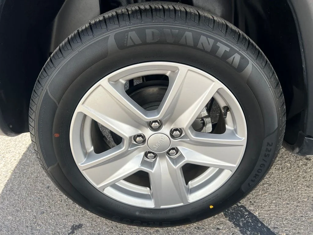 Used 2022 Granite Crystal Clearcoat Metallic Jeep Latitude image 32