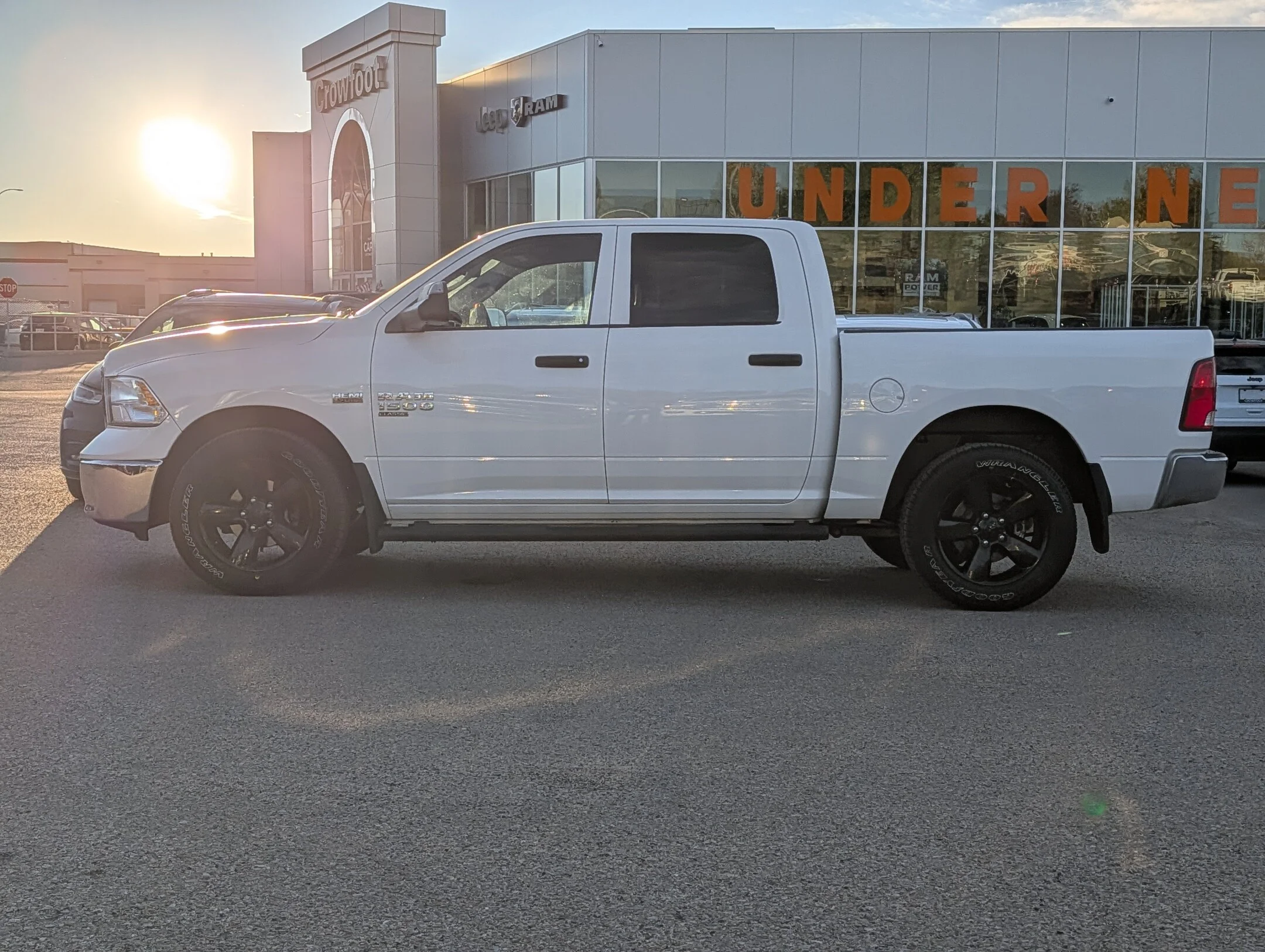 Used 2023 White RAM SLT - Trailerin Pkg - 5.7L HEMI - LOW KMS - P - SLT 4x4 Crew Cab 57 Box image 5