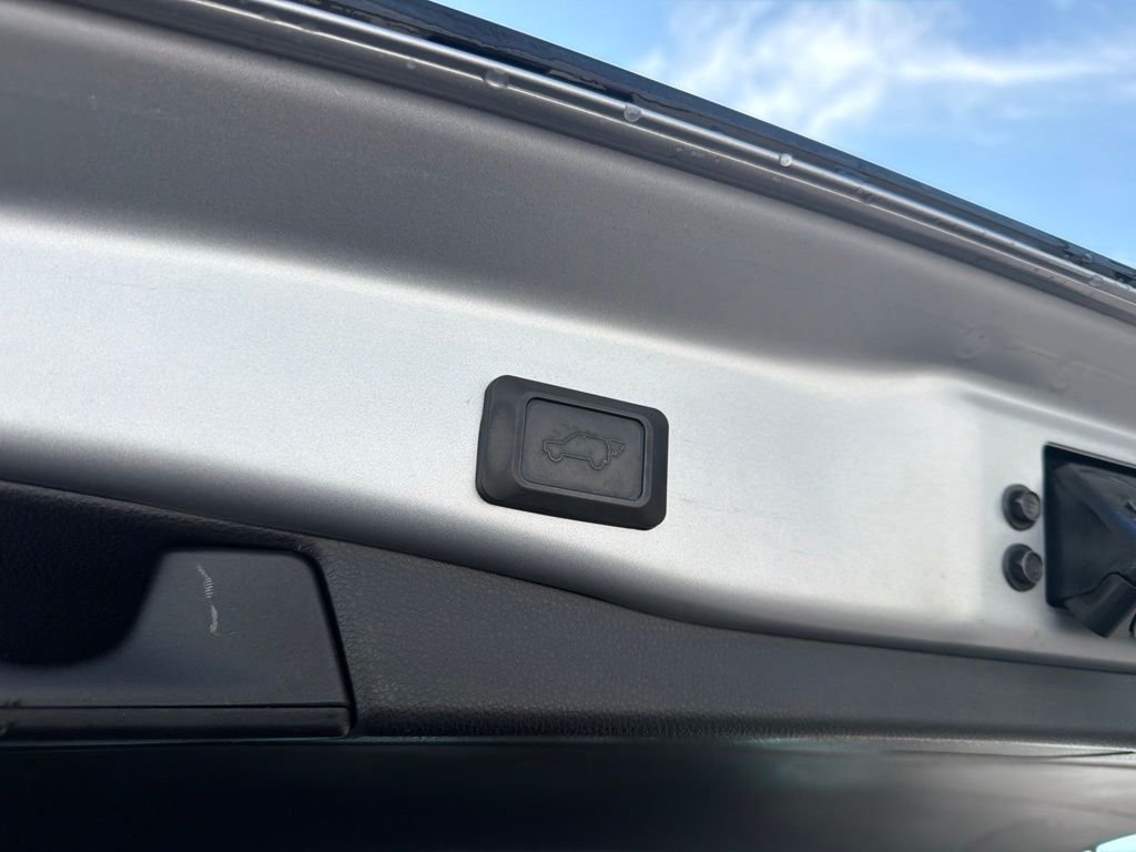 Used 2019 Silver Sky Metallic Toyota XLE Premium image 22