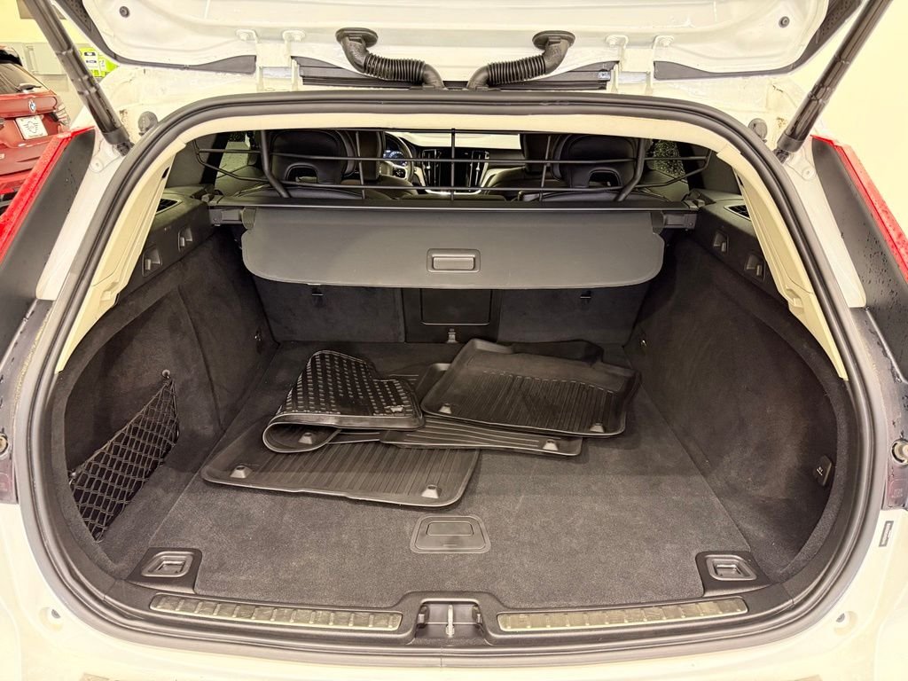 Used 2022 White Volvo  image 23
