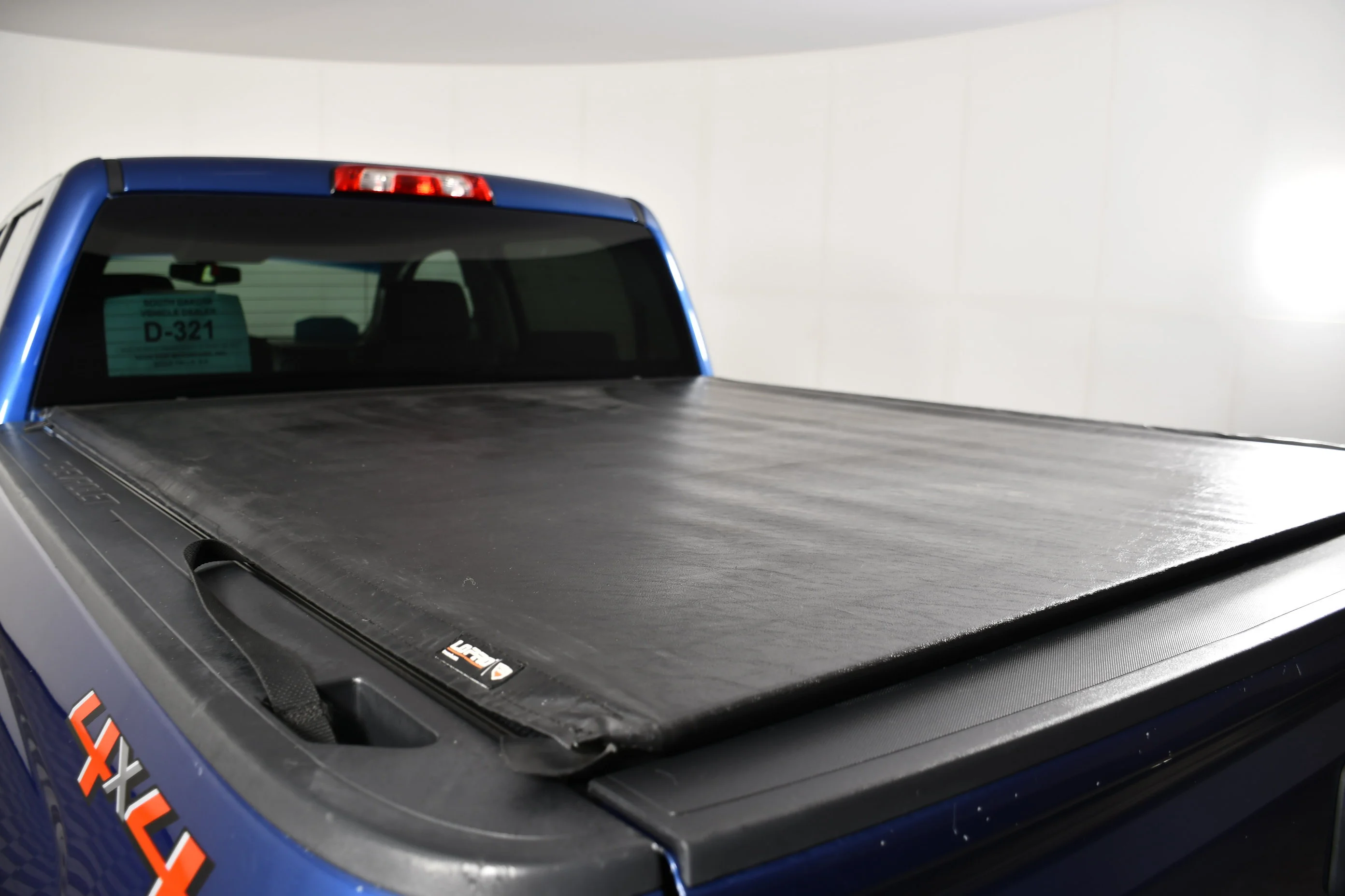 Used 2018 Deep Ocean Blue Metallic Chevrolet LT image 17