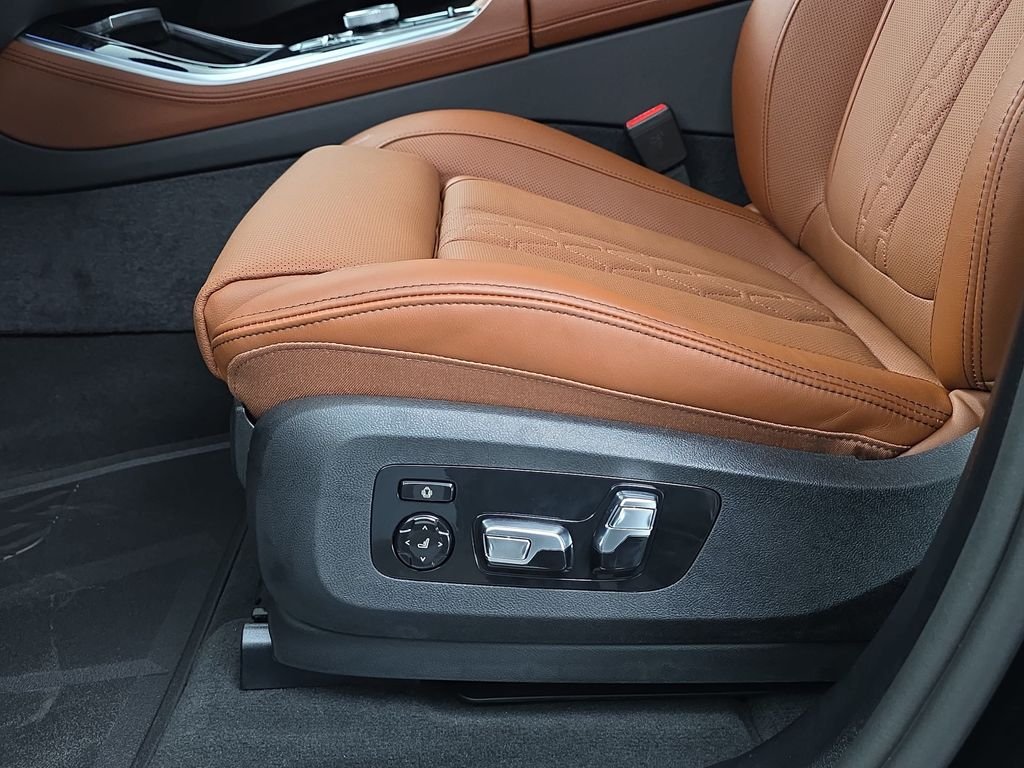 New 2026 Black Sapphire Metallic BMW xDrive50e image 28