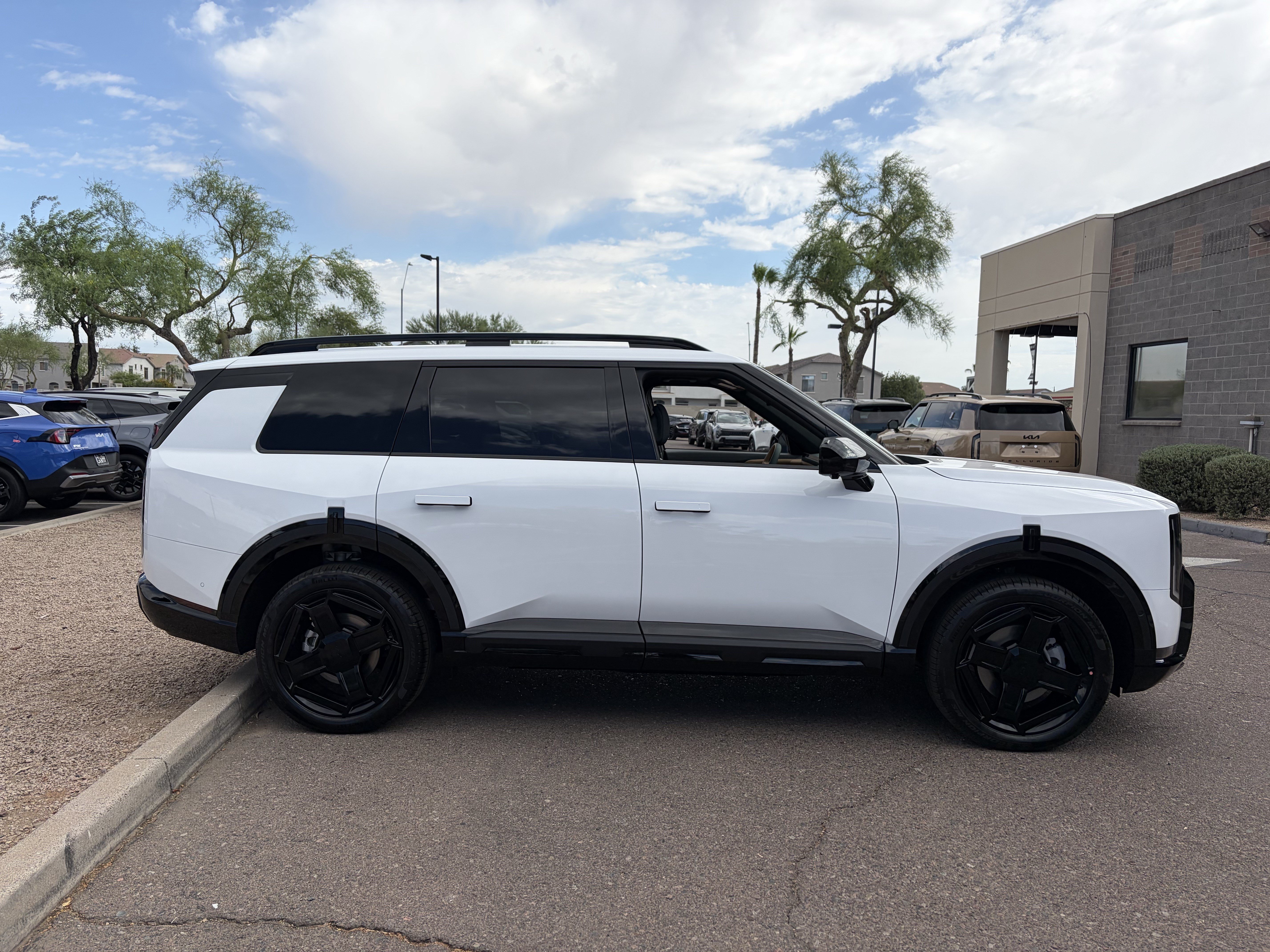 New 2027 Glacial White Pearl Kia X-LINE SX image 2