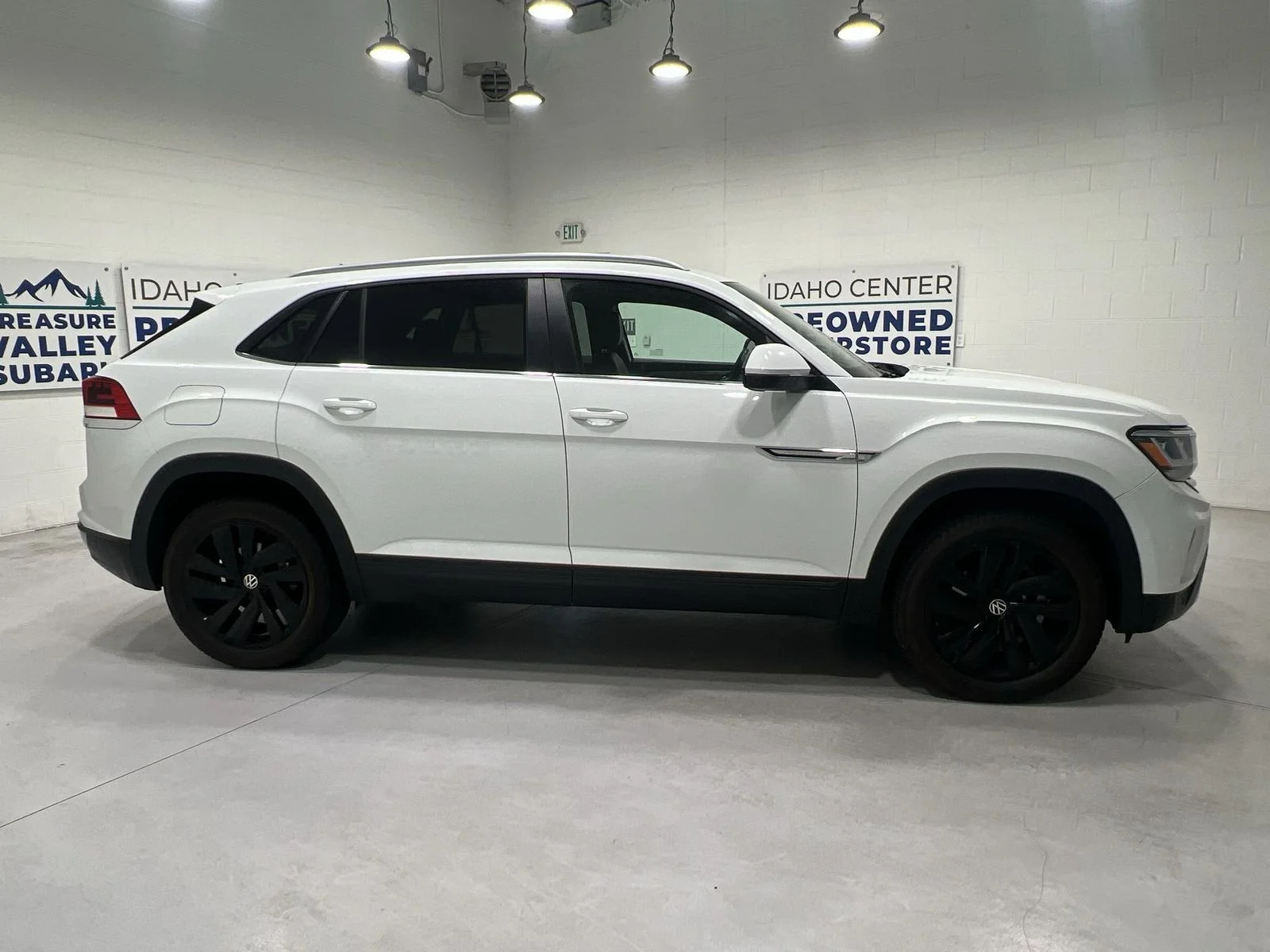 Used 2022 White Volkswagen 2.0T SE w/Technology image 9