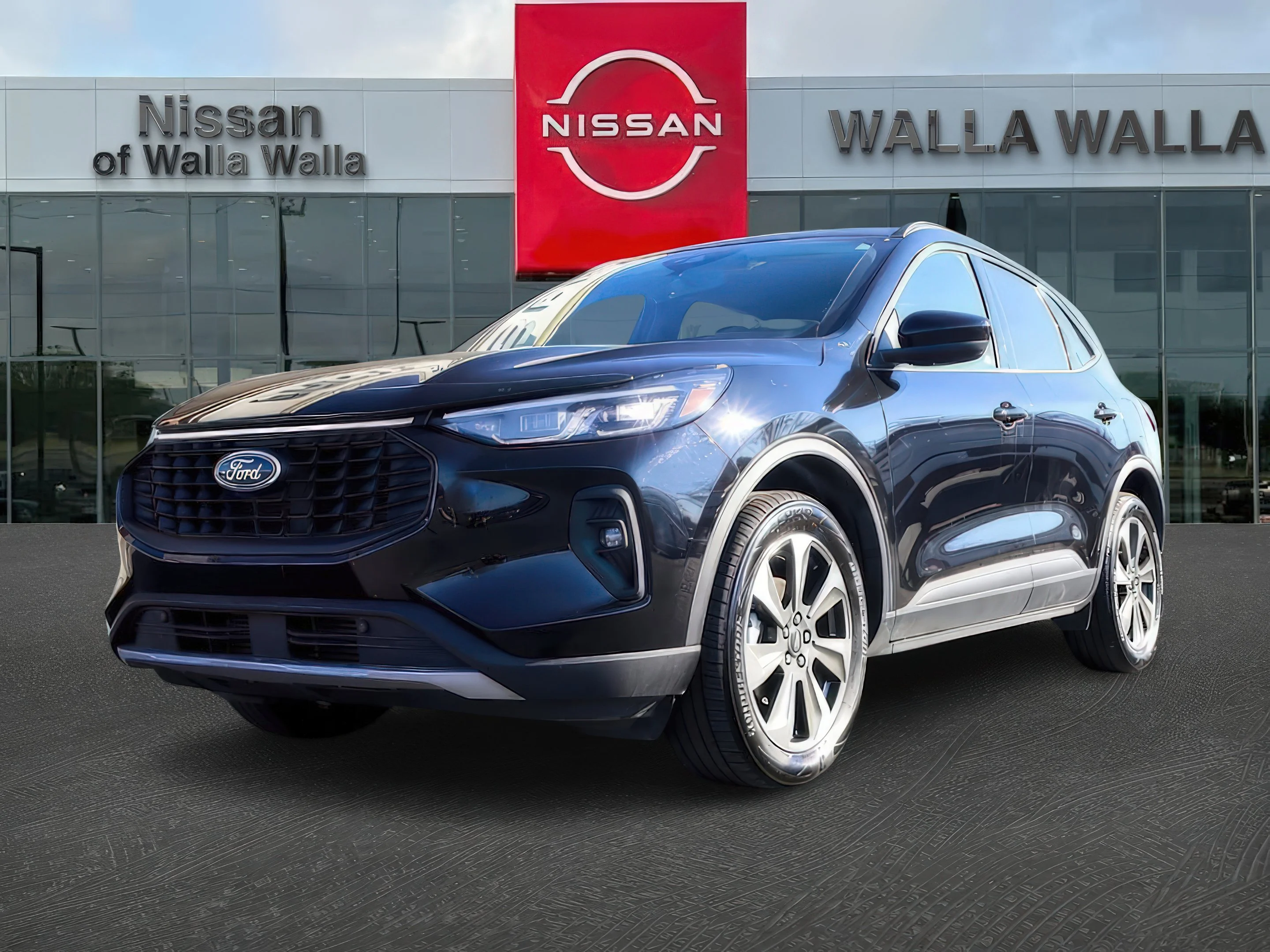 Used 2025 Agate Black Metallic Ford Platinum image 34