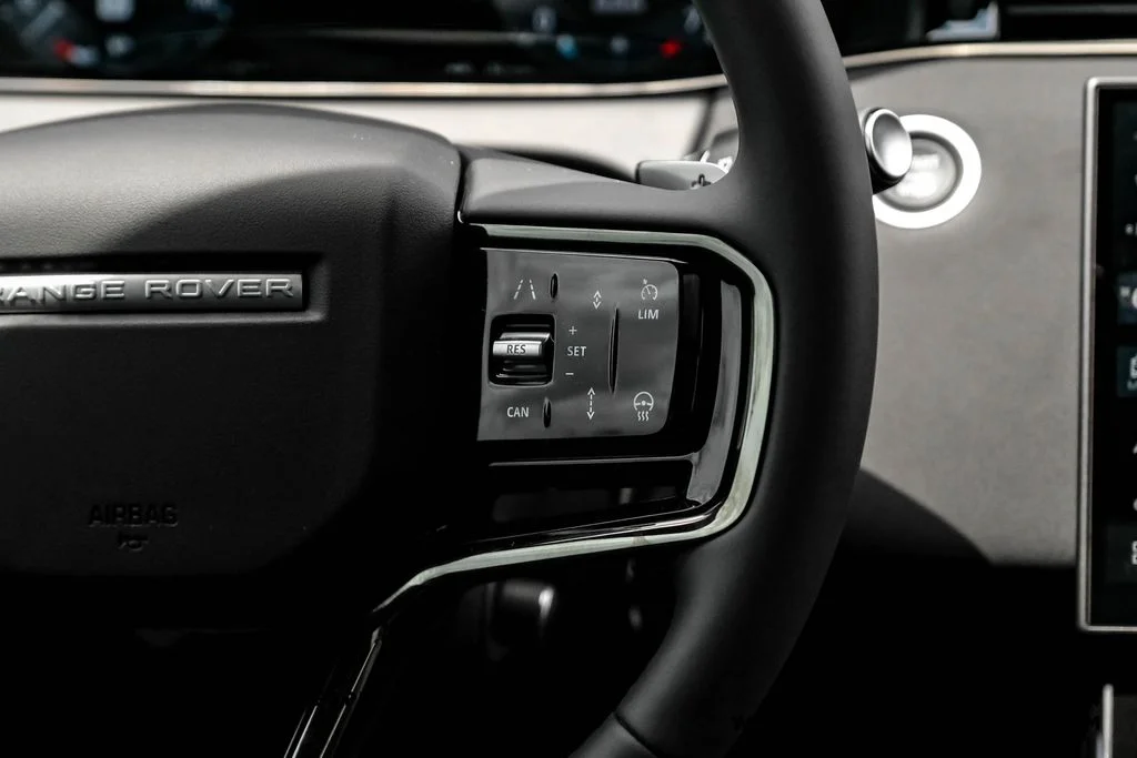 New 2026 Ostuni Pearl Wht Prem Met Land Rover Hoxton Edition image 16