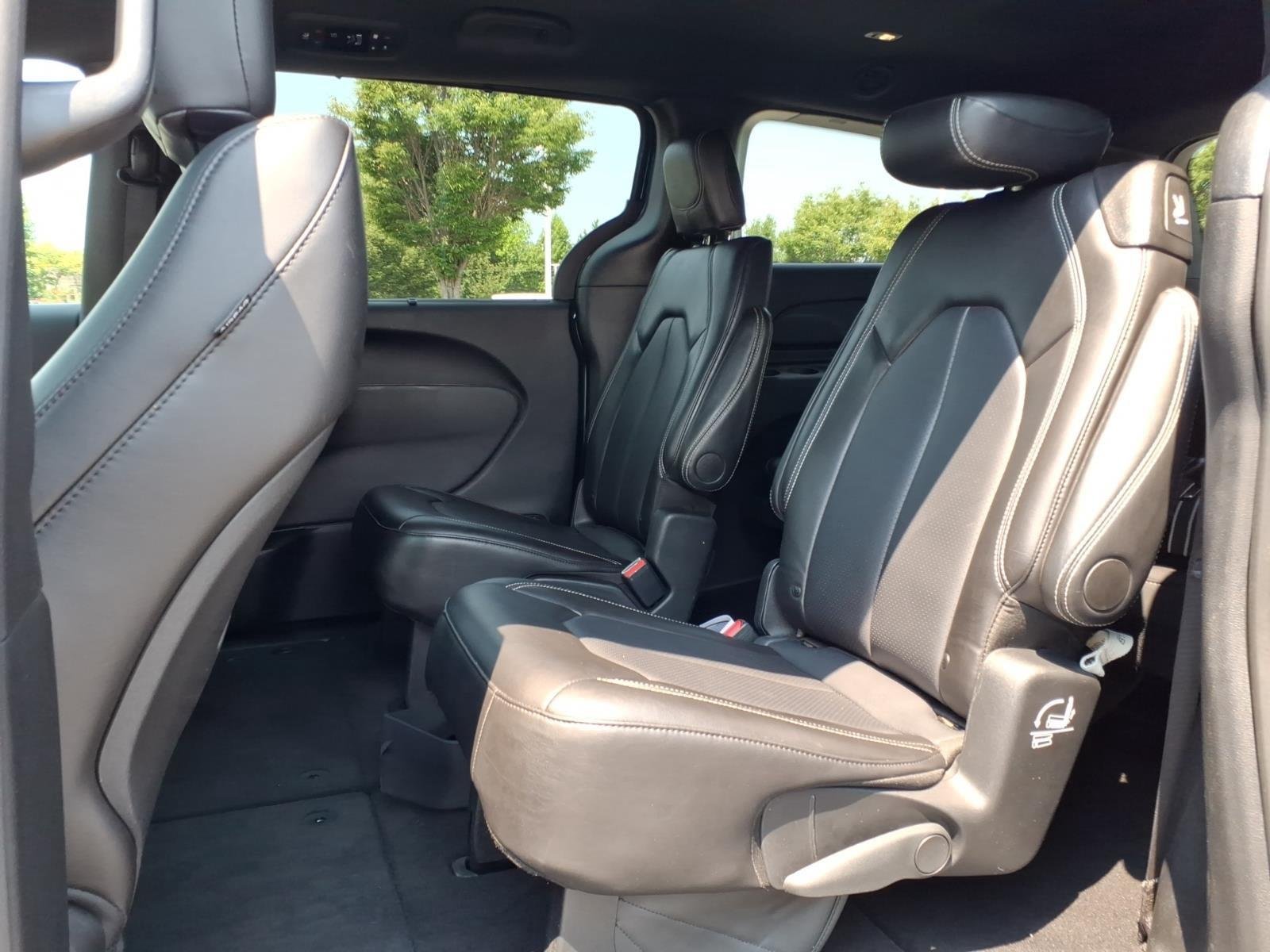 Used 2025 Fathom Blue Pearlcoat Chrysler Select image 18