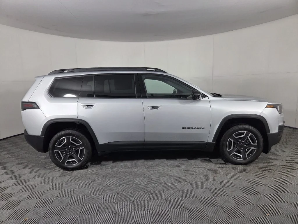 New 2026 Silver Zynith Clear-Coat Exterior Paint Jeep Limited image 5