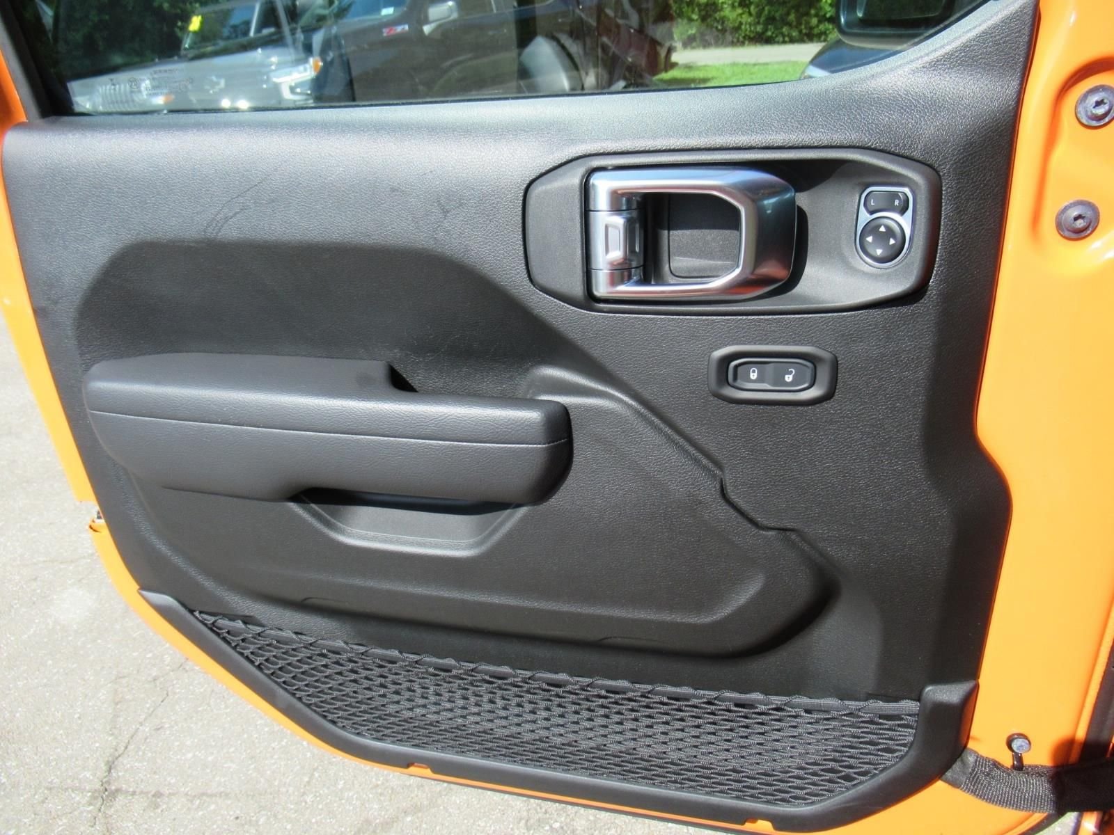 Used 2025  Jeep Mojave image 20