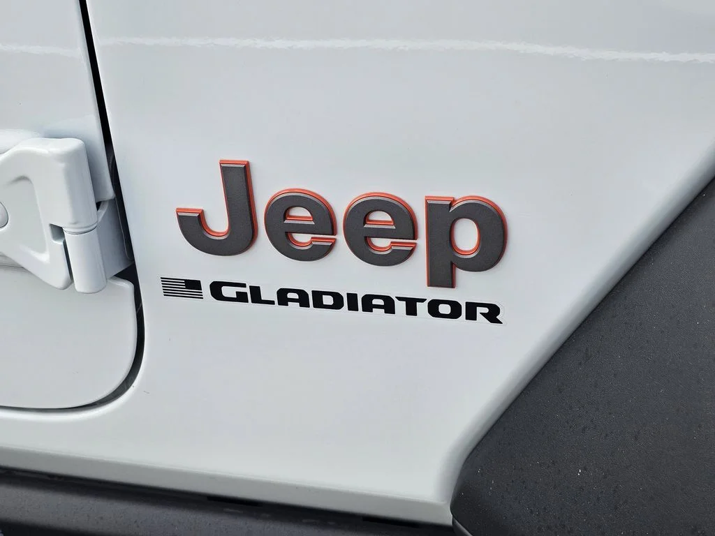 New 2026 Bright White Clear-Coat Exterior Paint Jeep Mojave image 7