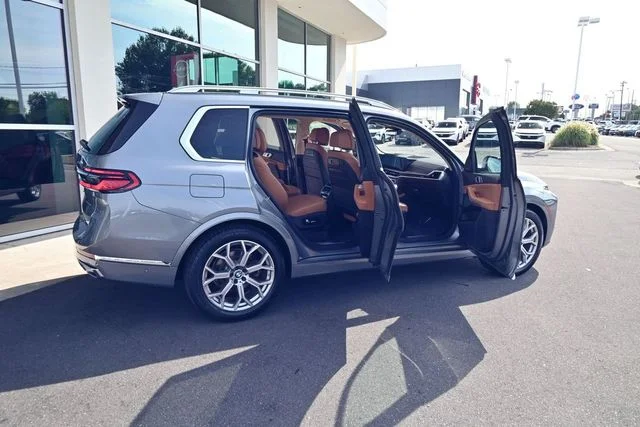 Used 2024 Gray BMW xDrive40i image 34