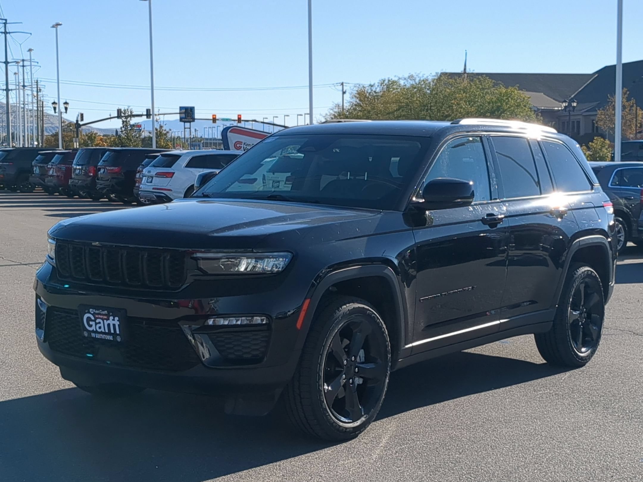 Used 2023 Diamond Black Crystal Pearlcoat Jeep Limited image 8
