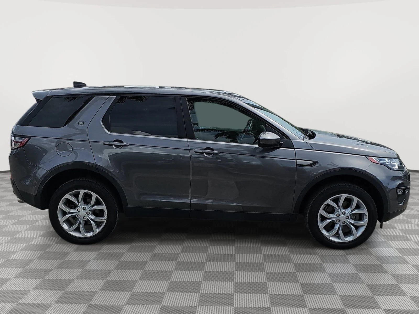 Used 2018 Gray Land Rover SE image 9