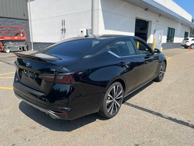 Used 2022 Super Black Nissan 2.5 SR image 3
