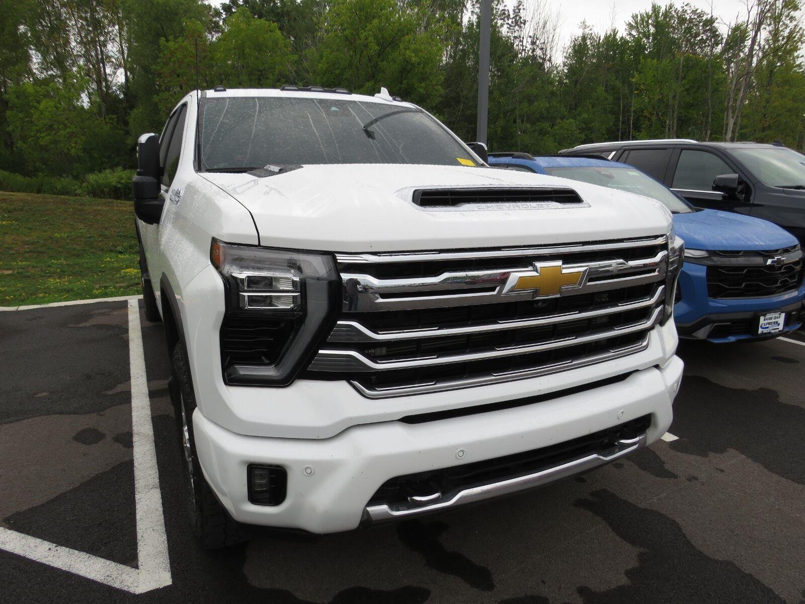 Used 2024 Summit White Chevrolet High Country image 4