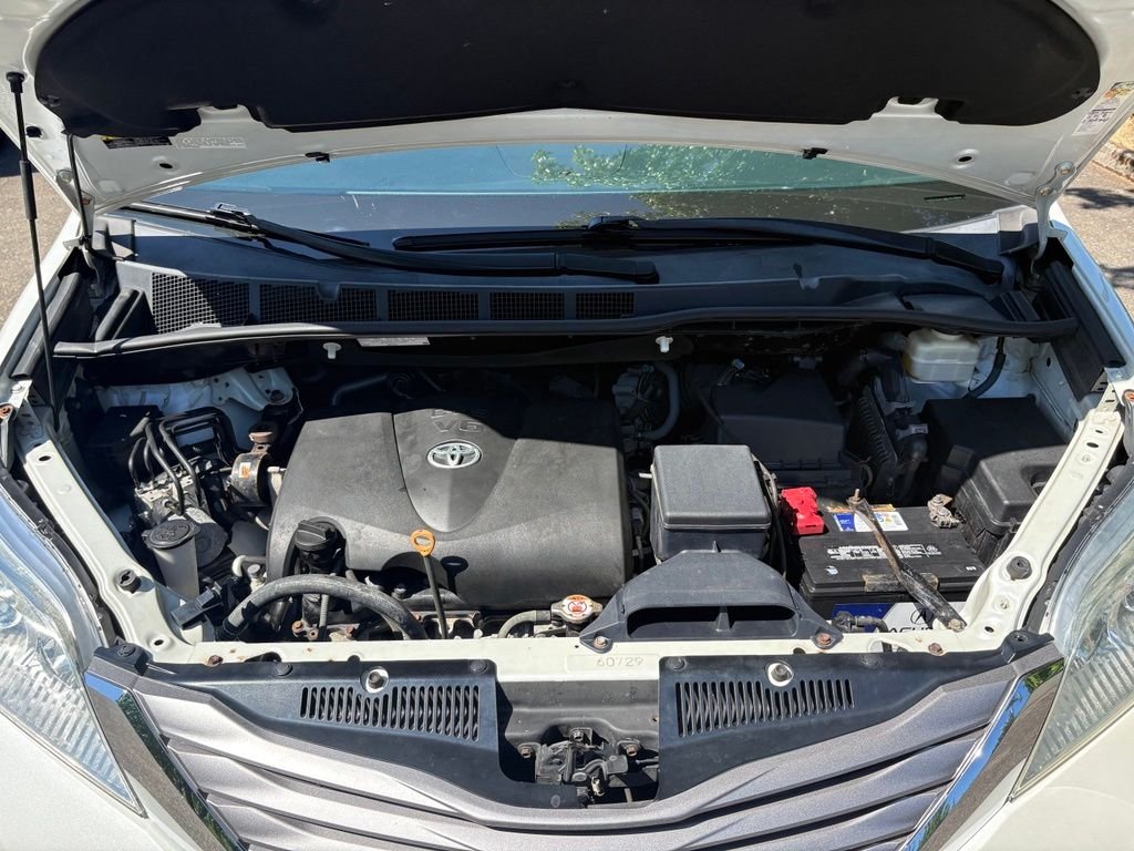 Used 2017  Toyota XLE image 24