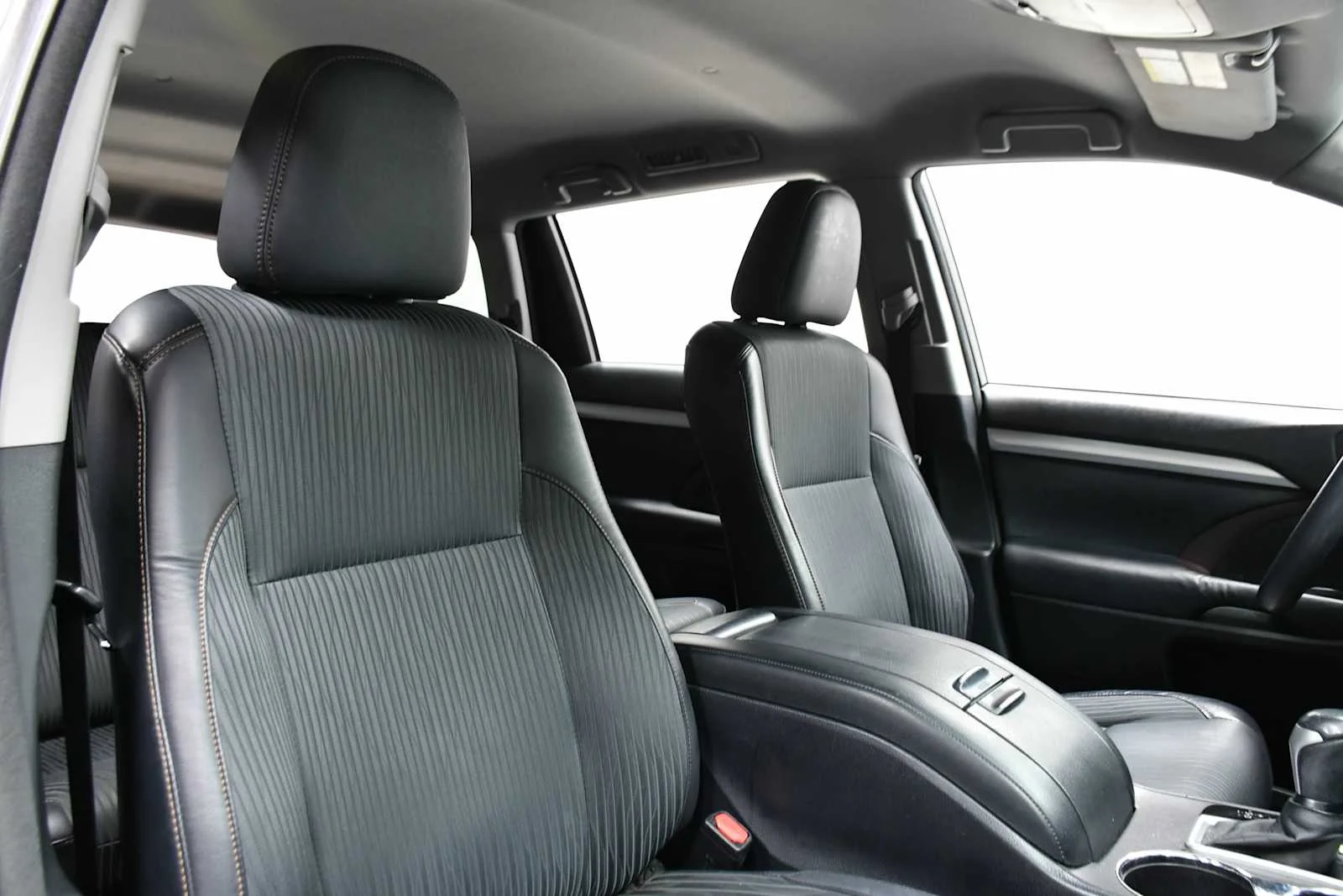 Used 2015 Predawn Gray Mica Toyota LE image 24
