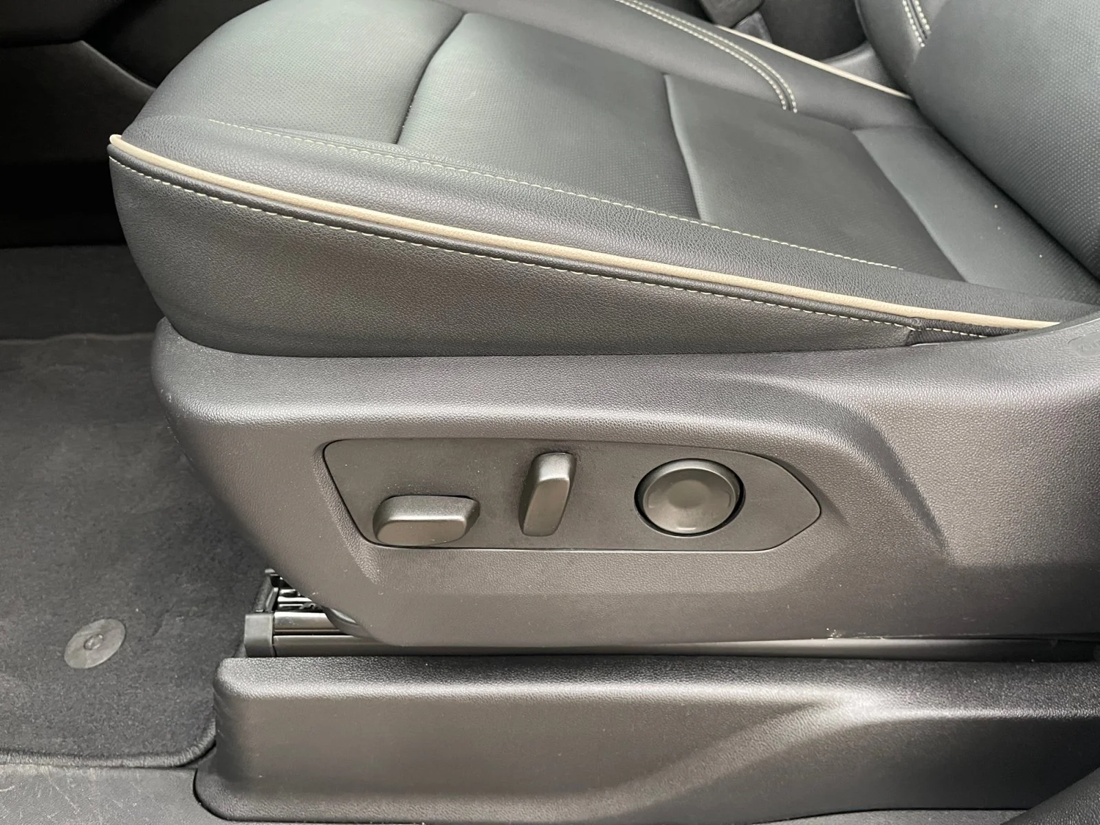 Used 2026 Summit White GMC Elevation 4WD Leather Sunroof Super Cruise Rear Media image 19