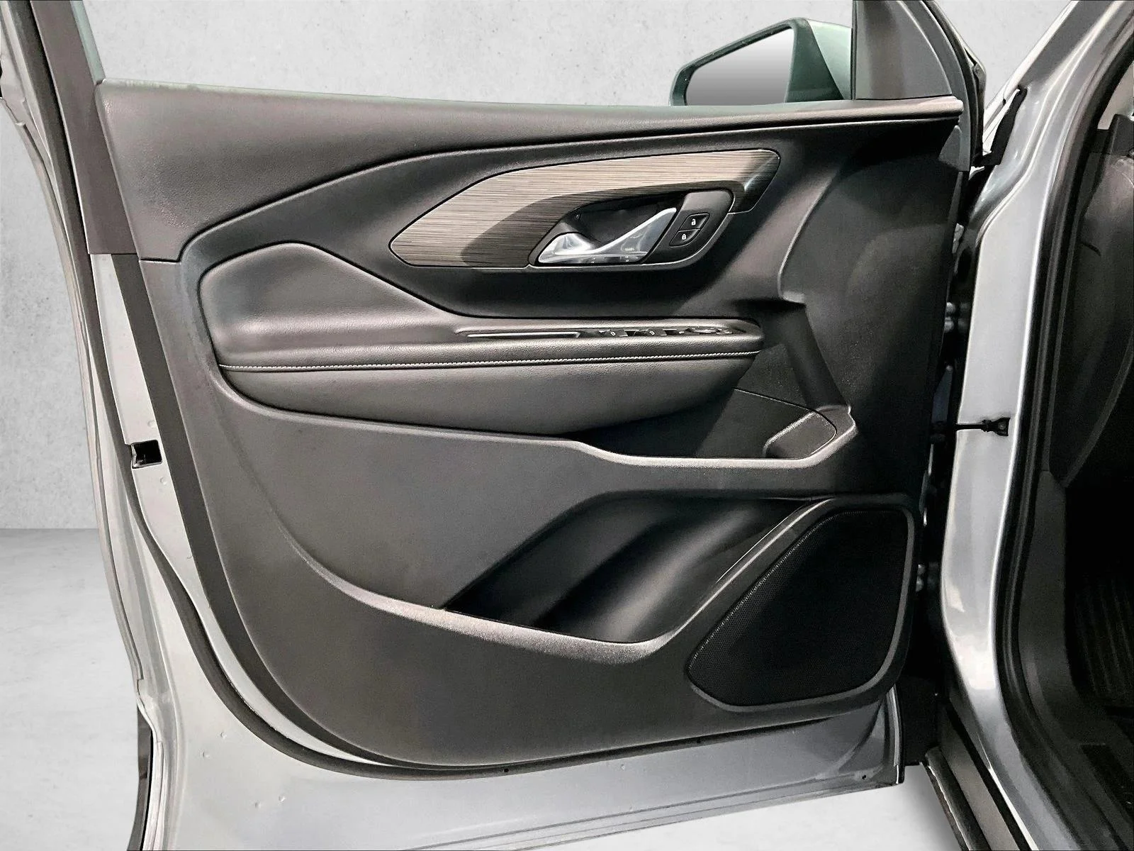 Used 2023 Sterling Metallic GMC SLE image 18