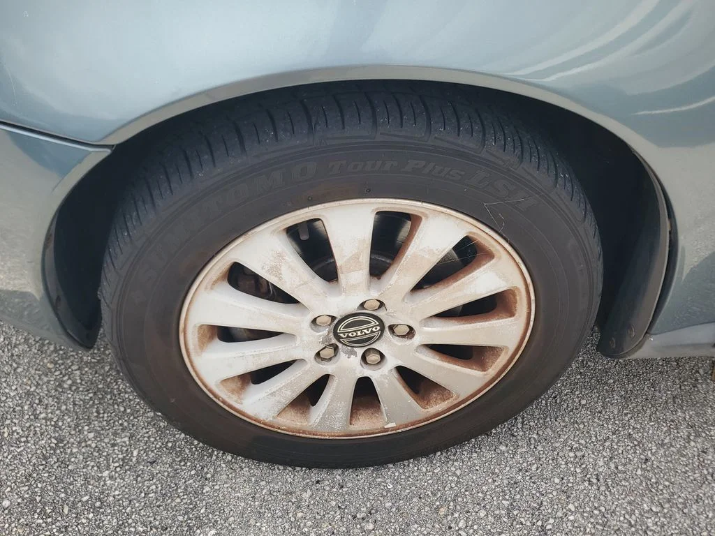Used 2004 Green Volvo 2.4i image 3