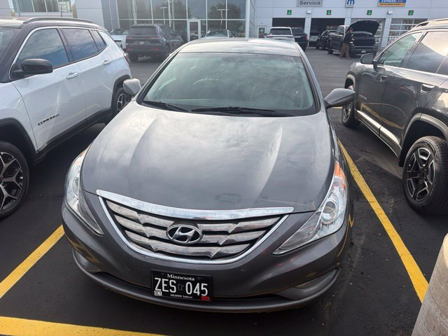 Used 2013 Gray Hyundai SE image 3