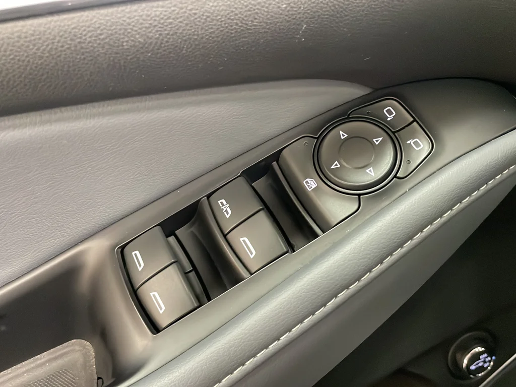 Used 2019 White Buick Essence image 38