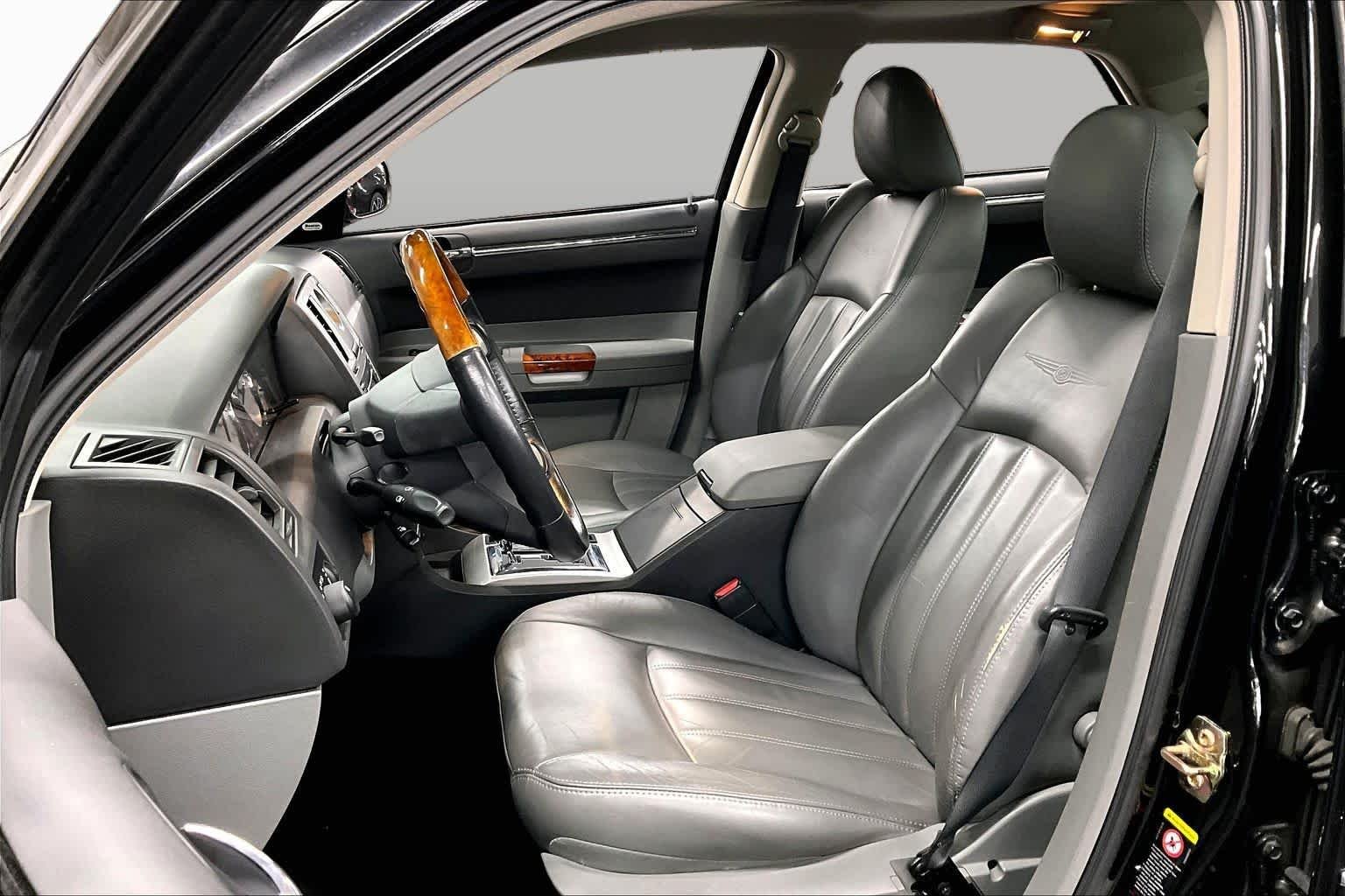 Used 2005 Brilliant Black Crystal Prl Chrysler 300C image 7