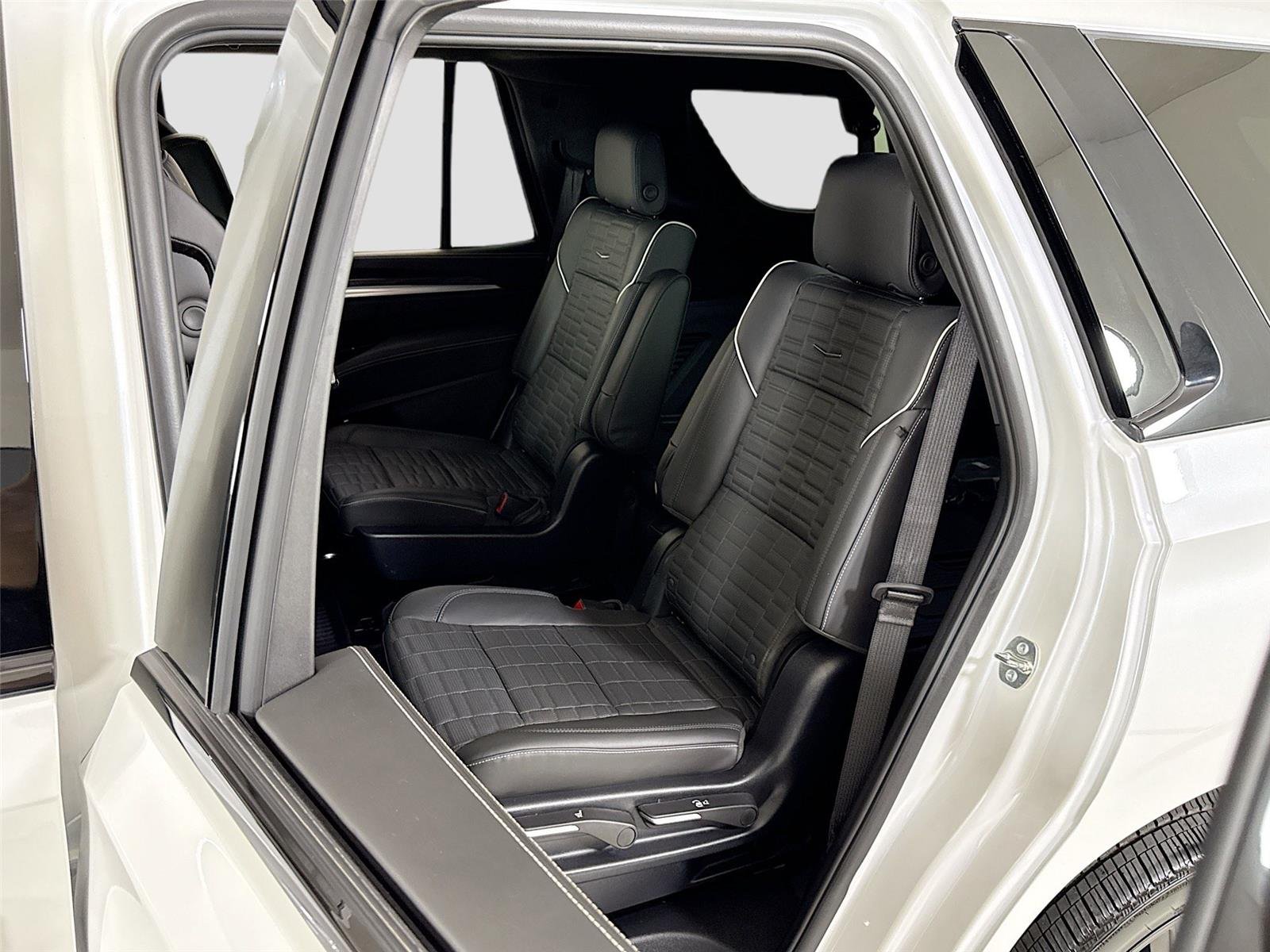 Used 2025 Crystal White Tricoat Cadillac AWD V-Series | Rear TVs | Super Cruise image 25