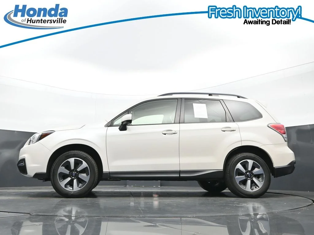 Used 2018 Crystal White Pearl Subaru 2.5i Premium image 28