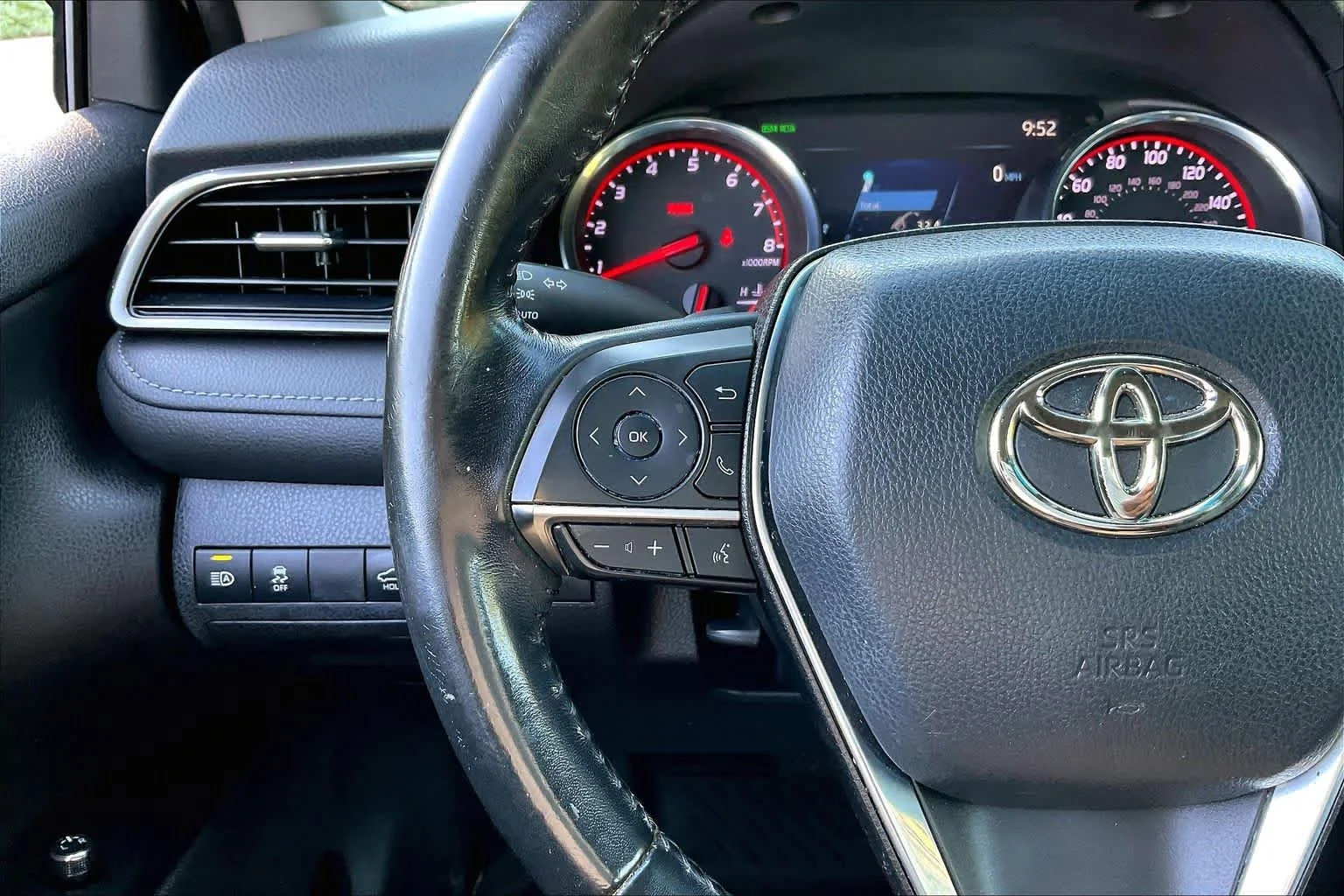 Used 2020 Wind Chill Pearl/Midnight Black Metallic Toyota XSE image 24