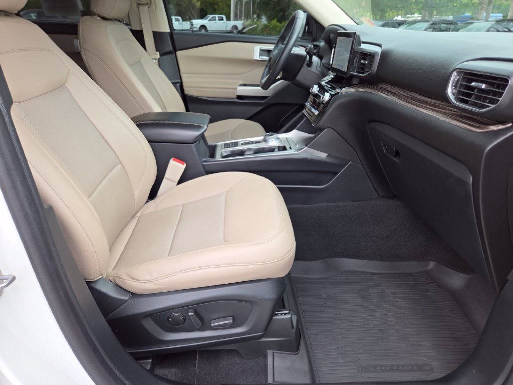 Used 2021 White Metallic Ford Limited image 15