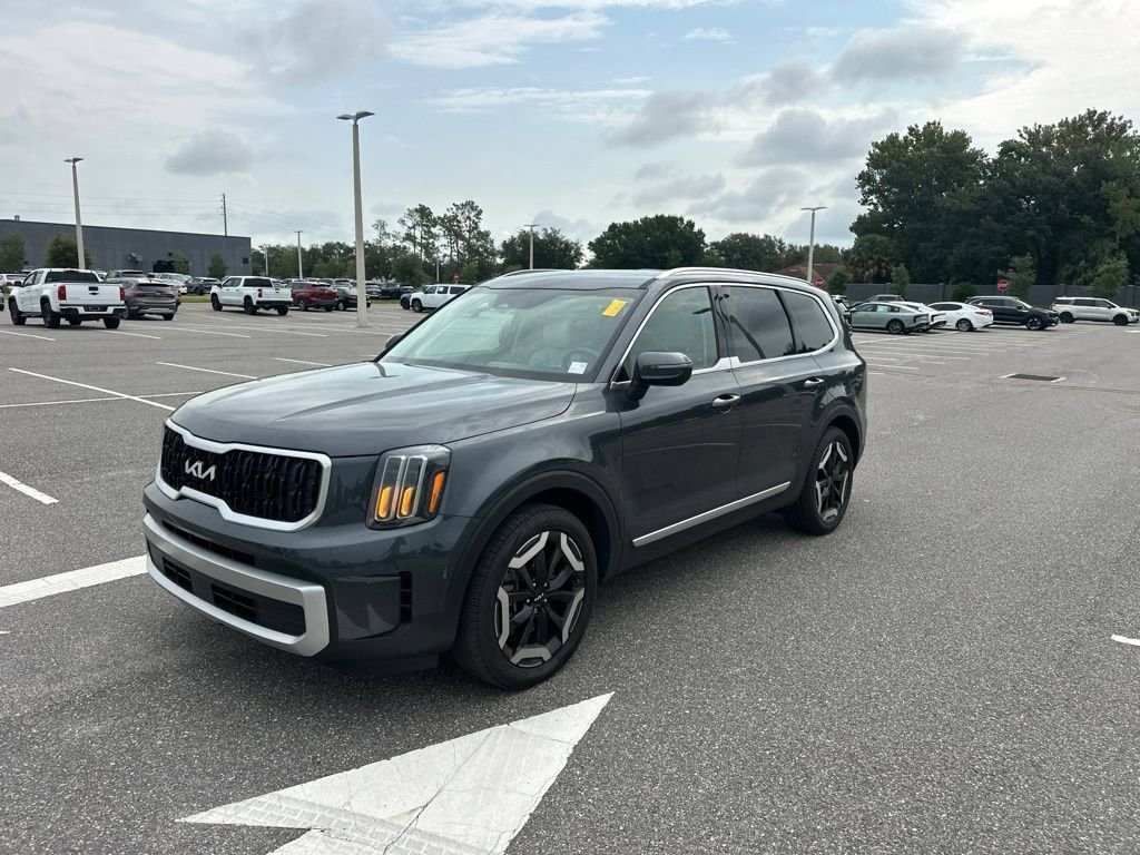Certified Used 2024 Gray Kia EX image 11