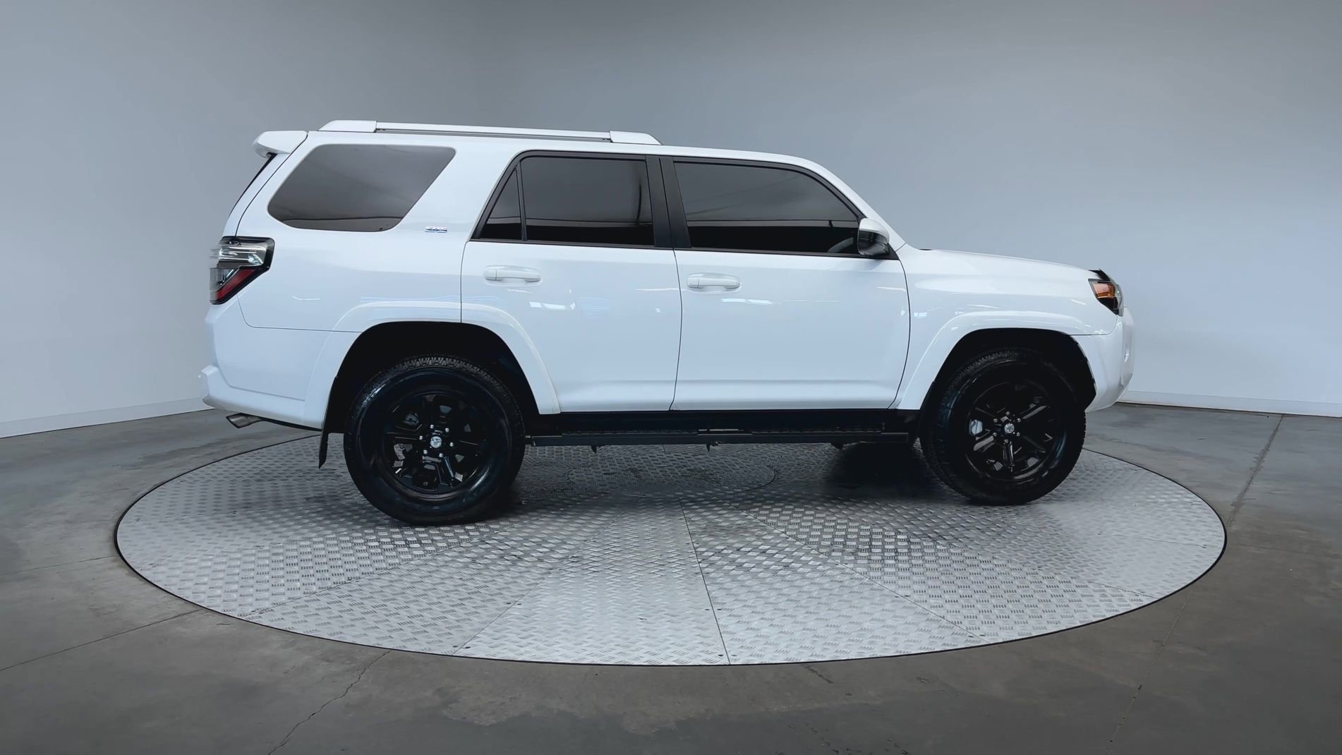 Used 2016 Super White Toyota SR5 image 9