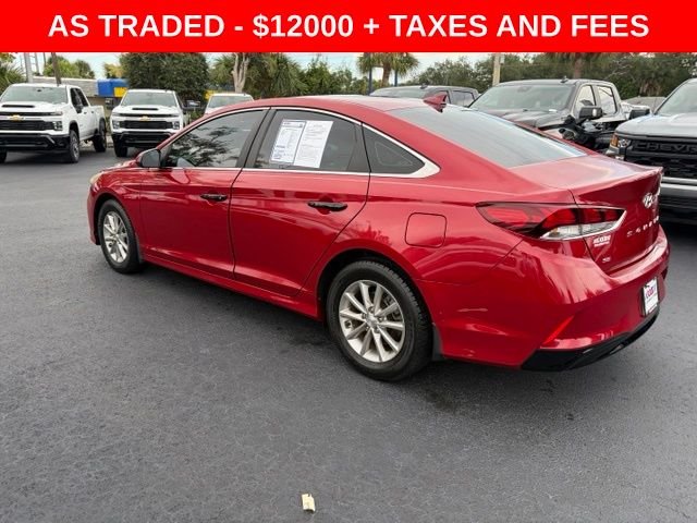 Used 2019 Red Hyundai SE image 4