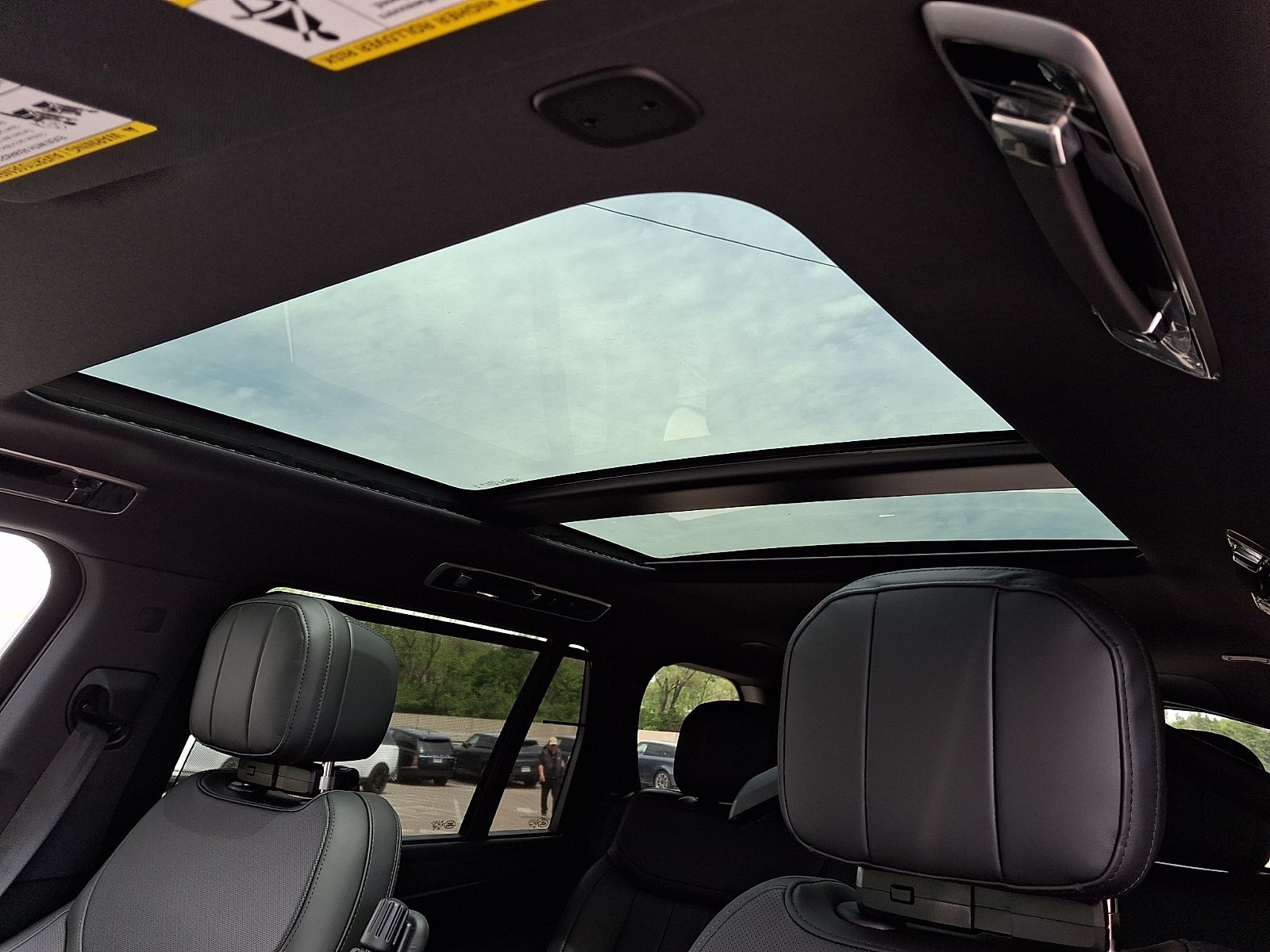 New 2026 Santorini Black Land Rover P400 SE 7 Seat image 11