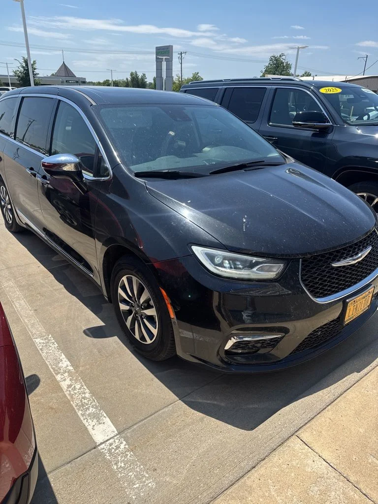 Used 2022 Black Chrysler Limited image 6
