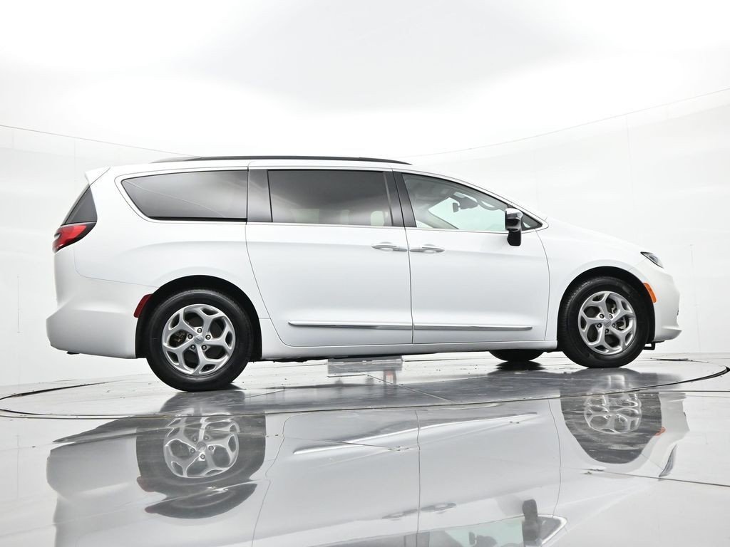 Used 2023 Bright White Clearcoat Chrysler Limited FWD image 21