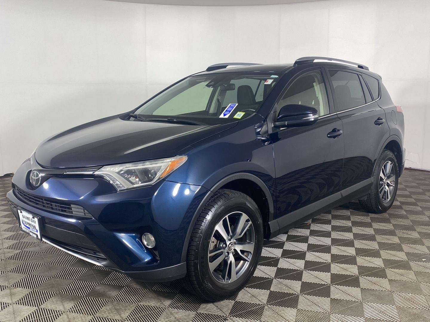 Used 2018 Galactic Aqua Mica Toyota XLE image 2