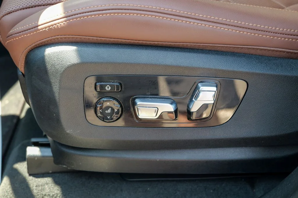 Used 2025 Marina Bay Blue Metallic BMW M60i image 26