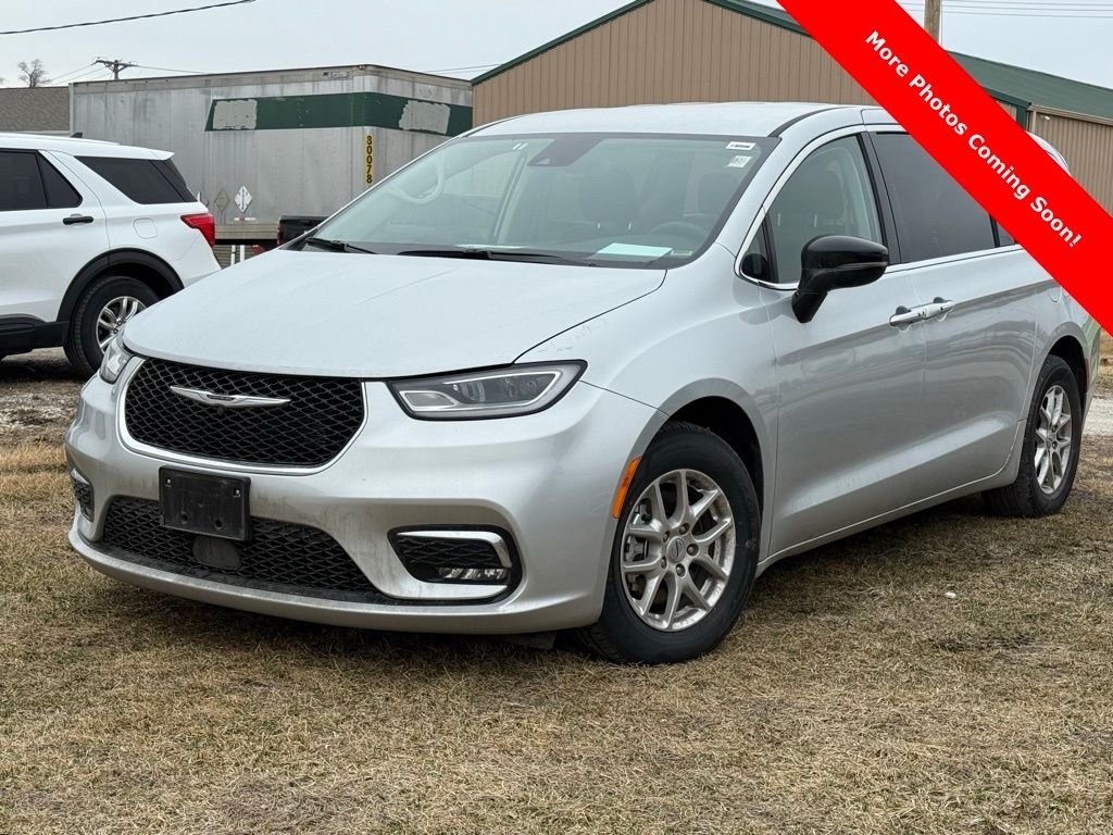 Used 2024 Chrysler Pacifica Touring L with VIN 2C4RC1BG7RR142878 for sale in Kansas City