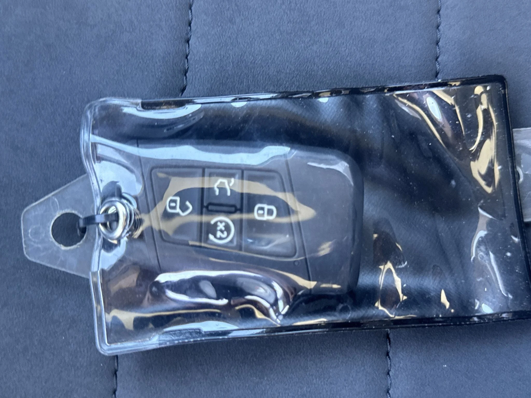 New 2027 Monument Gray w/Deep Black Roof Volkswagen SE Black image 36