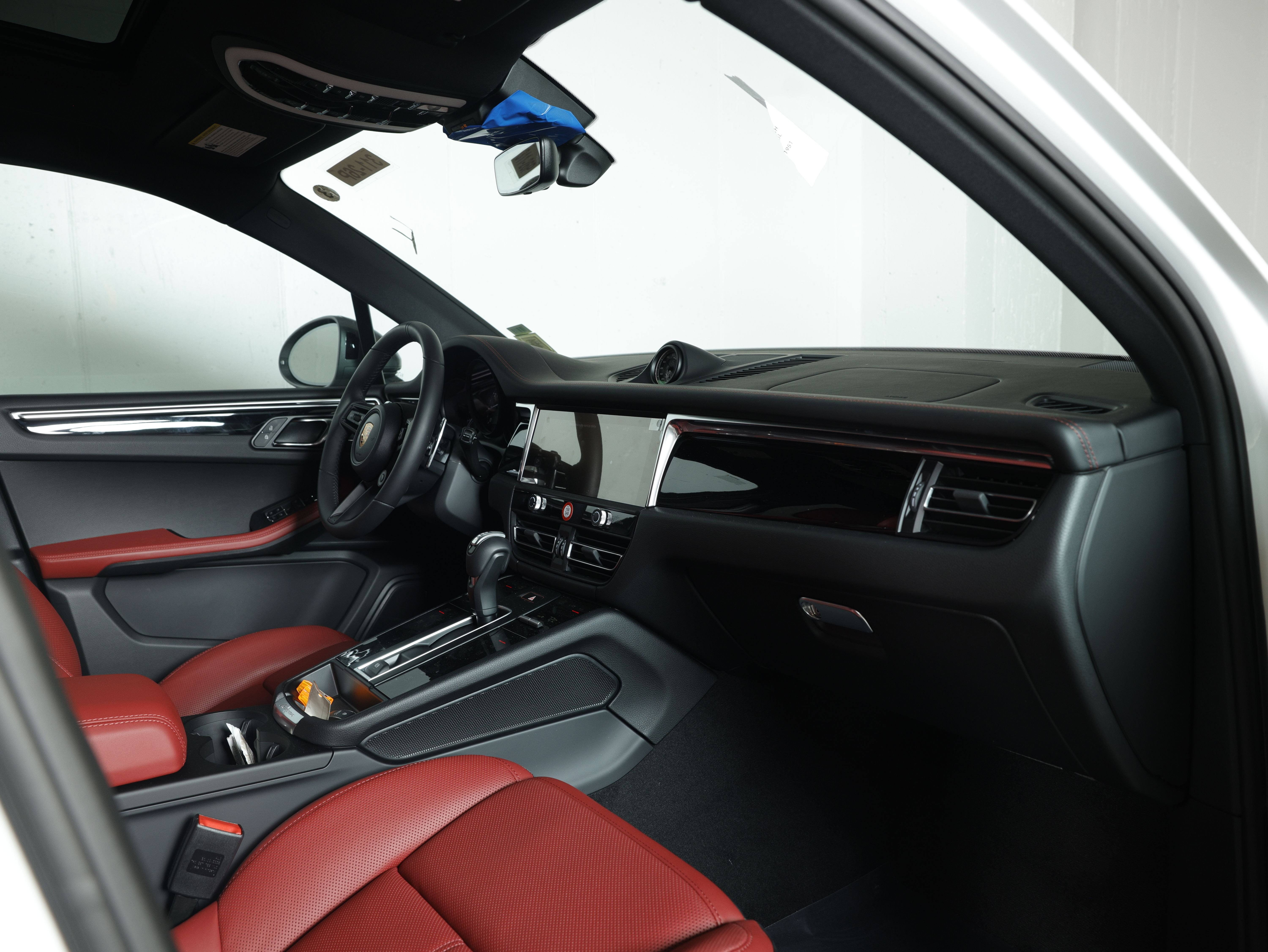 2026 Porsche Macan T - Photo 23