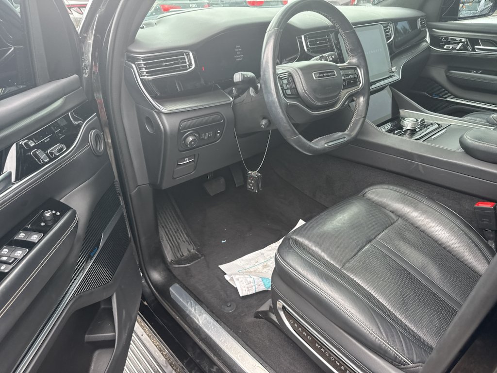 Used 2023 Diamond Black Crystal Pearlcoat Jeep Series II Obsidian image 6