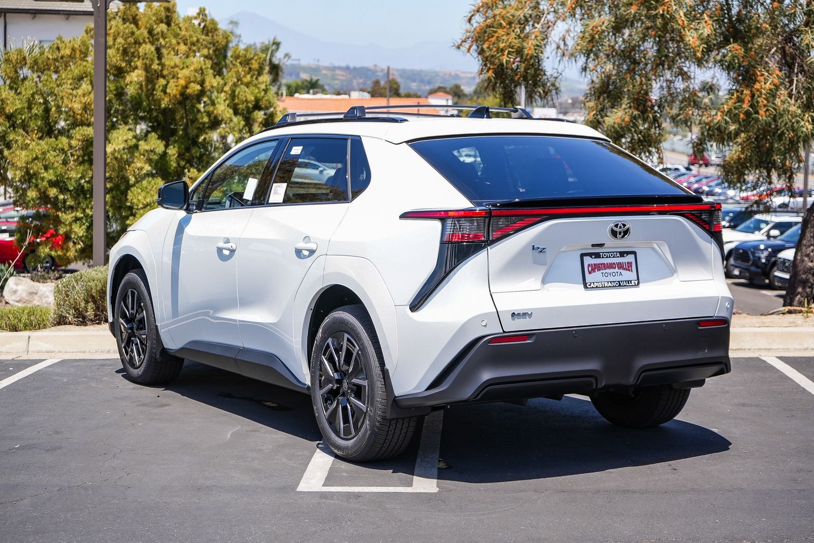 New 2026 Wind Chill Pearl <sup>1</sup> Toyota  XLE image 4