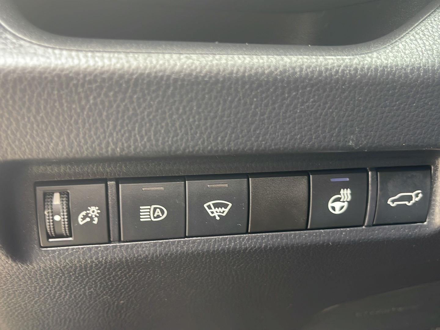 Used 2020 Midnight Black Metallic Toyota XLE Premium image 22
