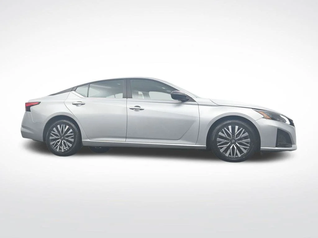 Used 2024 Silver Nissan 2.5 SV image 32