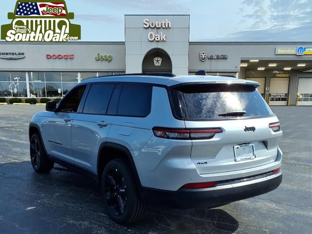 New 2025 Silver Zynith Exterior Paint Jeep Altitude X image 4