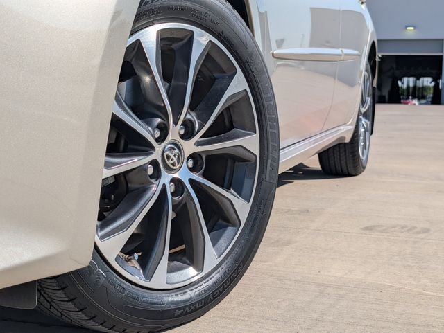 Used 2017  Toyota XLE image 2